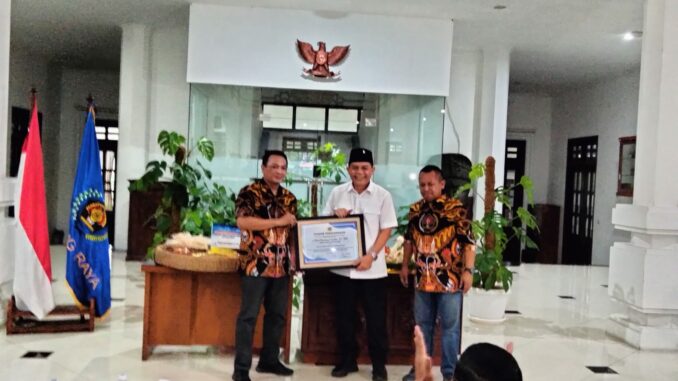 Ketua DPRD Kota Malang, I Made Riandiana Kartika saat menerima penghargaan dari Persatuan Wartawan Indonesia (PWI) Malang Raya, Jumat 9 Februari 2024.