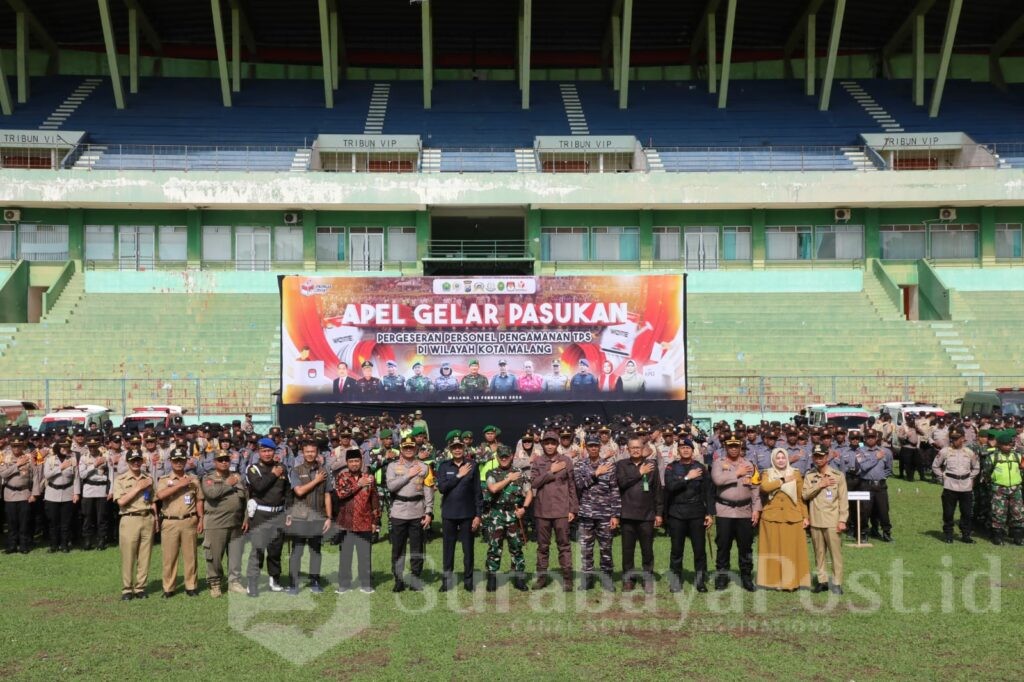 Apel gelar pasukan pergeseran personel pengamanan TPS di Kota Malang diadakan di lapangan luar stadion Gajayana, Selasa 13 Februari 2024. (Dok. Prokompim)