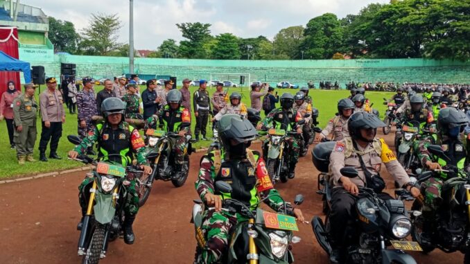 Apel gelar pasukan pergeseran, ribuan petugas gabungan pengamanan dikerahkan jaga Tempat Pemungutan Suara (TPS) di seluruh Kota Malang, Jawa Timur pada Selasa (13/2/2024)