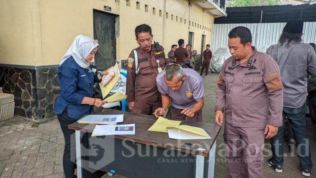 Penandatanganan berita acara penyerahan barang yang disaksikan Kasi Pengelolaan Barang Bukti dan Barang Rampasan Kejari Kota Malang, Muhammad Bayanullah