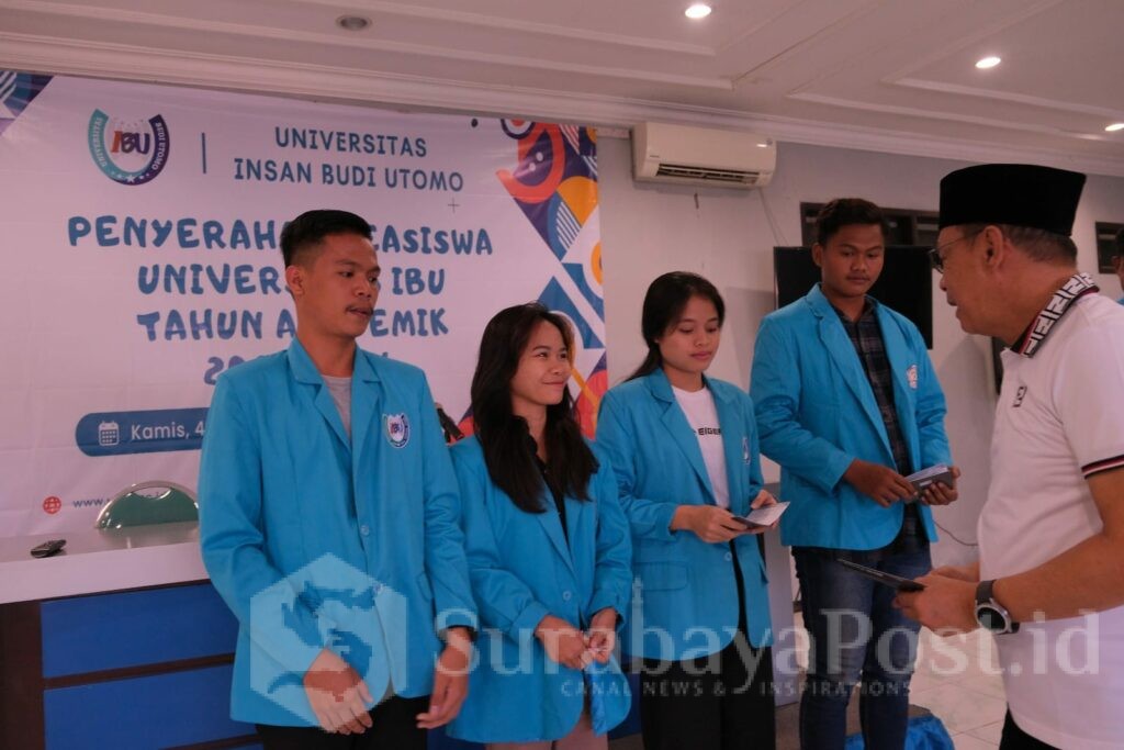 Kegembiraan dirasakan mahasiswa saat menerima beasiswa dari Rektor Universitas IBU
