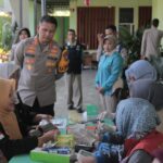 Kapolresta Malang Kota, Kombes Pol Budi Hermanto saat memantau pelaksanaan pengecekan kesehatan penyelenggara pemilu dan petugas keamanan