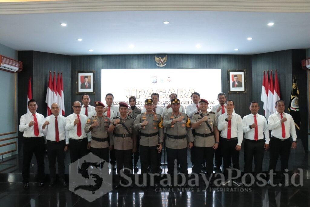 Pose bersama usai pelaksanaan serah terima jabatan yang dipimpin Kombes Pol Budi Hermanto