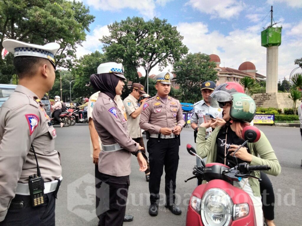Petugas Satlantas Polresta Malang Kota memberikan himbauan kepada pengendara di sela operasi gabungan Sadar Pajak