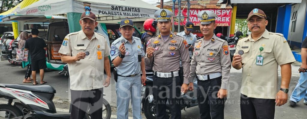 KOMPAK: Petugas Samsat Kota Malang, Satlantas Polresta Malang Kota dan Perwakilan Jasa Raharja pose bersama