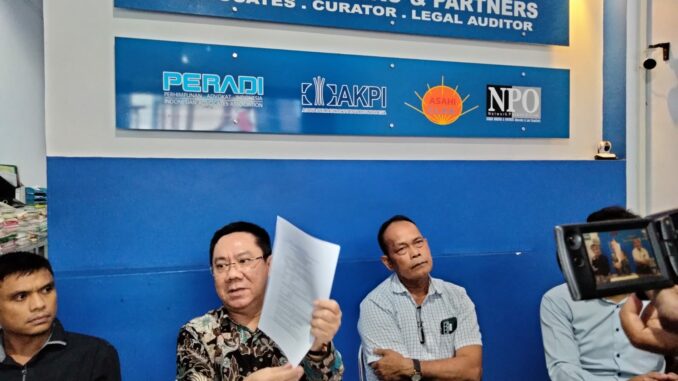 Kuasa hukum PT CKS, Gunadi Handoko, SH, MH (dua dari kiri) saat menunjukkan surat pernyataan pengunduran diri yang dibuat oleh calon PMI yang kabur, Kamis (22/02/2024).