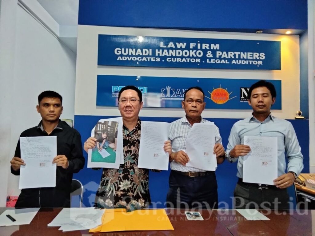 Tim kuasa hukum PT CKS Malang bersama perwakilan PT CKS menunjukkan surat pengunduran diri lima PMI