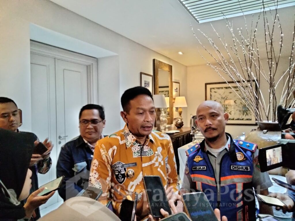 Pj. Walikota Malang, Wahyu Hidayat saat memberikan keterangan kepada wartawan