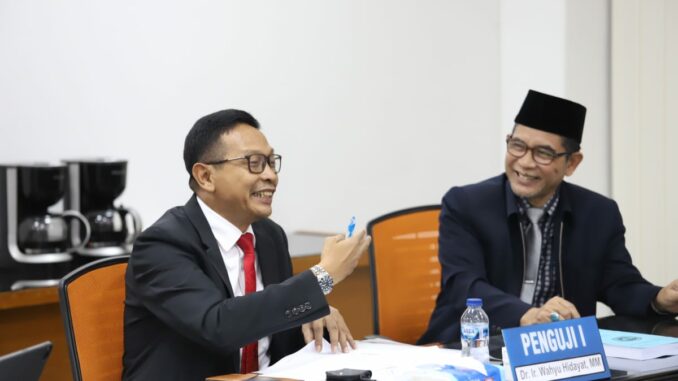 Pj. PJ. Walikota Wahyu Hidayat hadir di Unmer sebagai Penguji Penyanggah dalam jjian disertasi salah satu mahasiswa program doktor. (Dok. Prokompim)