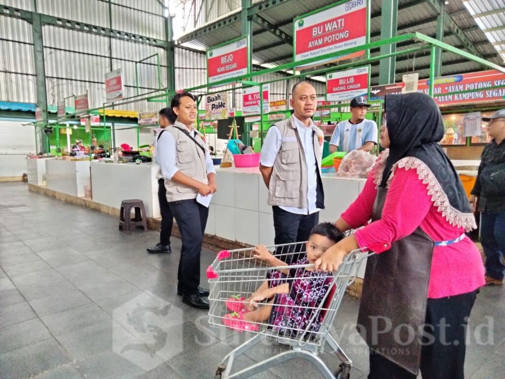 Kompol Danang Yudanto didampingi Kasi Humas Polresta Malang Kota, Ipda Yudi Risdianto disalah satu kios di pasar tradisional Oro-Oro Dowo