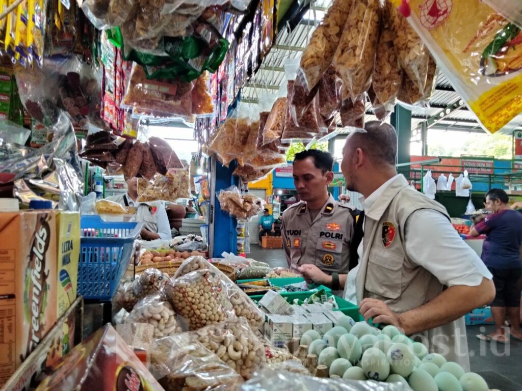 Kompol Danang Yudanto didampingi Kasi Humas Polresta Malang Kota, Ipda Yudi Risdianto disalah satu kios di pasar tradisional Oro-Oro Dowo