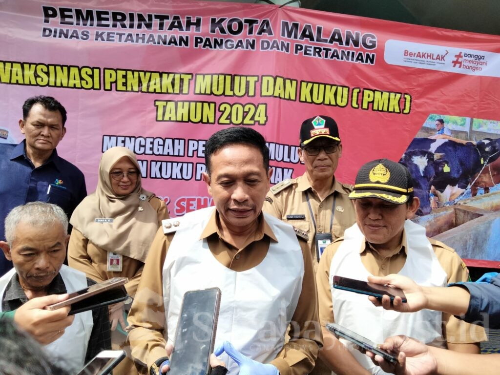 Pj. Walikota Malang, Wahyu Hidayat memberikan keterangan kepada wartawan usai meninjau pelaksanaan vaksinasi pada hewan ternak di Kecamatan Kedungkandang