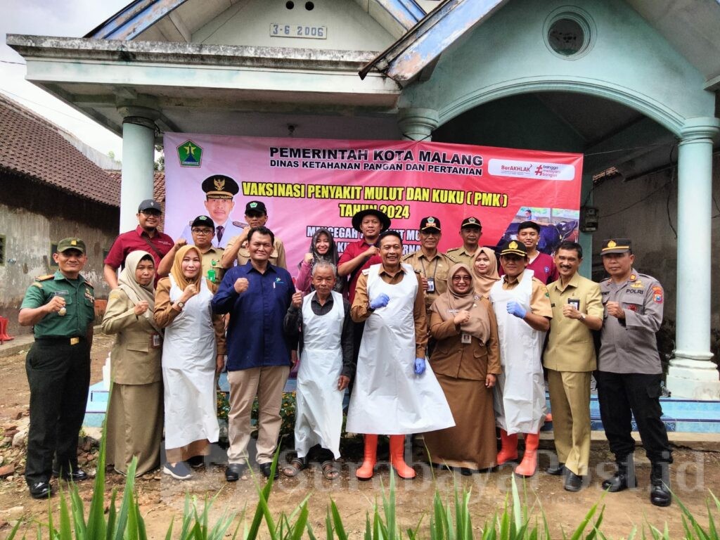Pj. Walikota Malang, Wahyu Hidayat pose bersama jajaran perangkat daerah usai pelaksanaan vaksinasi hewan ternak di Kecamatan Kedungkandang