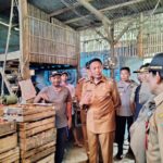 Pj. Walikota Malang, Wahyu Hidayat saat meninjau salah satu peternakan di kawasan Tlogowaru, Kecamatan Kedungkandang