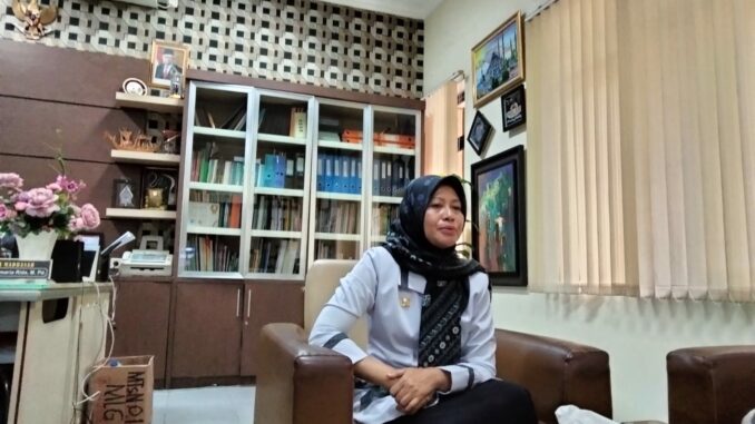 Kepala MTsN 1 Kota Malang, Dra Erni Qomaria Rida, M.Pd