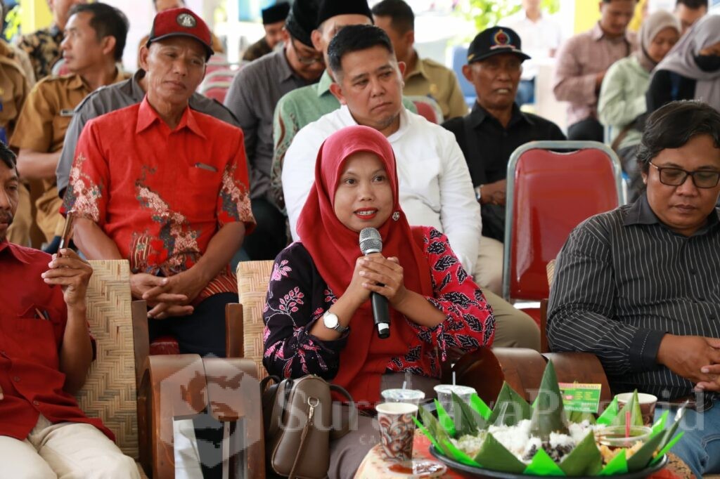 Warga Kelurahan Bakalan Krajan Kecamatan Sukun antusias menyampaikan uneg-uneg kepada Pj. Walikota Wahyu Hidayat. (Dok. Prokompim)