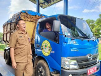 Kepala Dinas Lingkungan Hidup Kota Malang, Noer Rahman Wijaya saat memantau sampah yang masuk ke TPA Supit Urang, Selasa (13/02/2024)