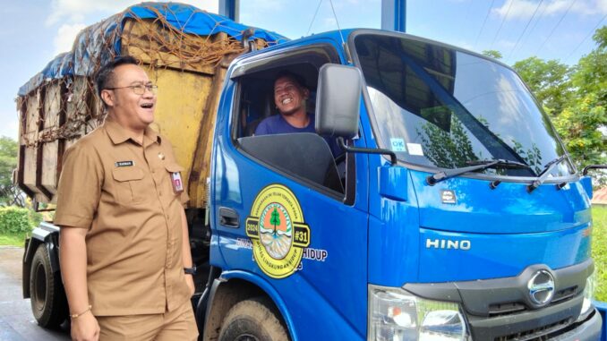 Kepala Dinas Lingkungan Hidup Kota Malang, Noer Rahman Wijaya saat memantau sampah yang masuk ke TPA Supit Urang, Selasa (13/02/2024)