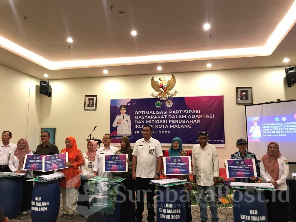 Kegiatan sosialisasi yang digelar DLH Kota Malang tersebut juga dilaksanakan pemberian secara simbolis satu paket alat stimulus, yakni termasuk plakat penunjuk arah, tong penadah air hujan, dan banner media edukasi.