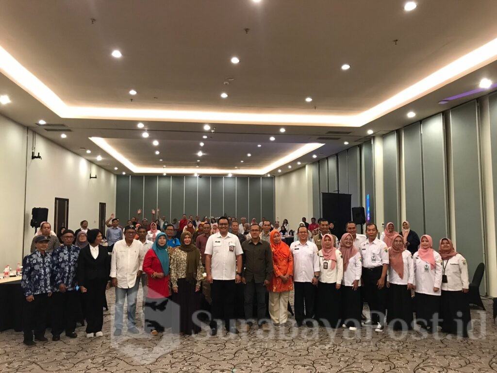 Kepala DLH Kota Malang, Noer Rahman Wijaya dan jajarannya pose bersama peserta sosialisasi