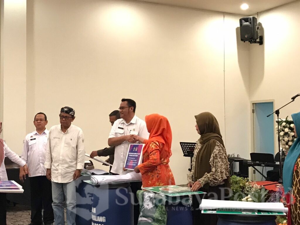 Kepala DLH Kota Malang, Noer Rahman Wijaya menyerahkan bantuan secara simbolis kepada masyarakat perwakilan di 18 Kelurahan di Kota Malang