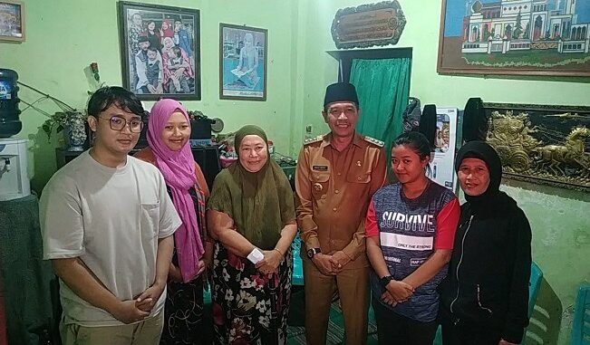 Pj. Wali Kota Malang Wahyu Hidayat (berkopiah) saat bertakziah ke rumah duka almarhum Wahyu Widianto. (ist)