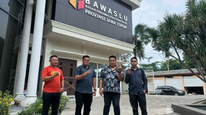 Tim Gunawan Center melaporkan dugaan pelanggaran pemilu berupa pencurian suara ke Bawaslu Jawa Timur. (istimewa)