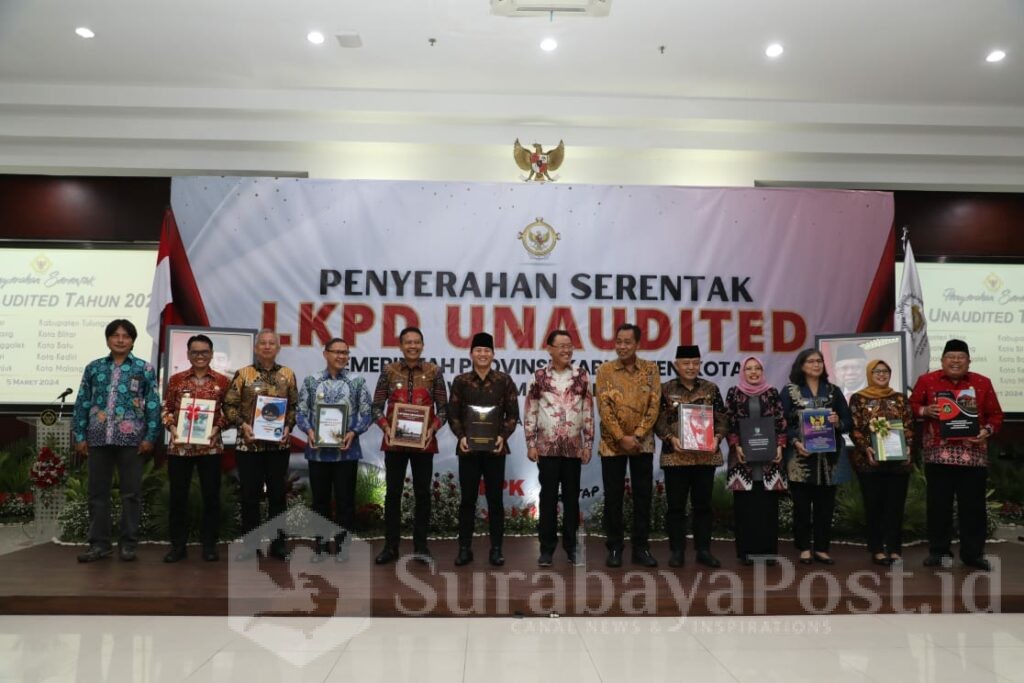 Pj. Walikota Malang, Wahyu Hidayat (lima dari kiri) pose bersama pejabat lainnya usai penyerahan LKPD TA 2023. (Dok. Prokompim)