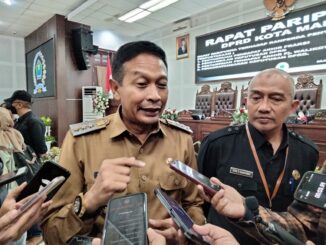 Pj. Walikota Malang, Wahyu Hidayat memberikan keterangan usai penyampaian pendapat akhir Ranperda penyelenggaraan perpustakaan menjadi Perda dalam rapat paripurna DPRD Kota Malang, Senin (04/03/2024).
