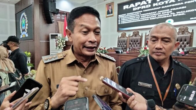 Pj. Walikota Malang, Wahyu Hidayat memberikan keterangan usai penyampaian pendapat akhir Ranperda penyelenggaraan perpustakaan menjadi Perda dalam rapat paripurna DPRD Kota Malang, Senin (04/03/2024).