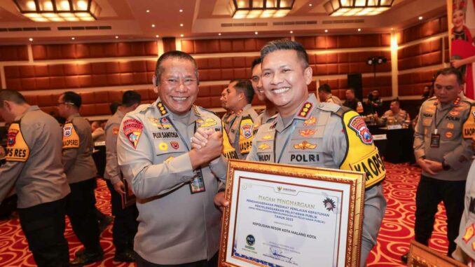 KEBANGGAN: Kapolresta Malang Kota, Kombes Pol Budi Hermanto untuk kesekian kalinya menerima penghargaan. (Dok. Humas Polresta)