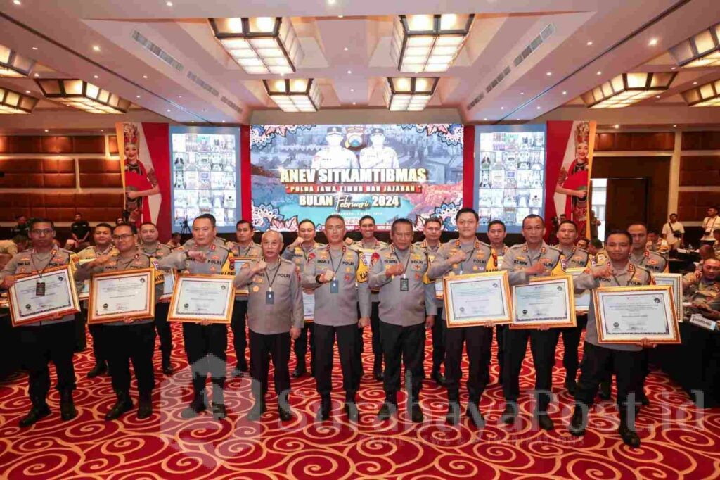 Kapolresta Malang Kota, Kombes Pol Budi Hermanto pose bersama usai menerima penghargaan. (Dok. Humas Polresta)
