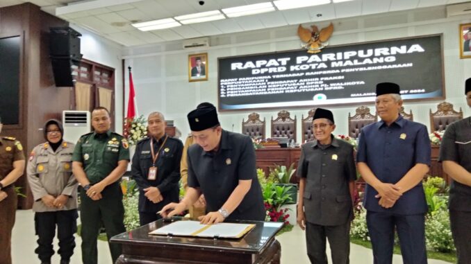 Ketua DPRD Kota Malang, I Made Riandiana Kartika menandatangani persetujuan Ranperda penyelenggaraan perpustakaan