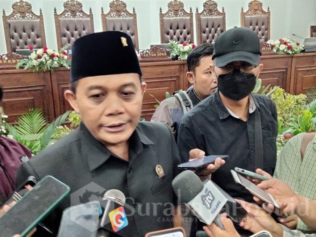 Ketua DPRD Kota Malang, I Made Riandiana Kartika saat memberikan keterangan kepada wartawan