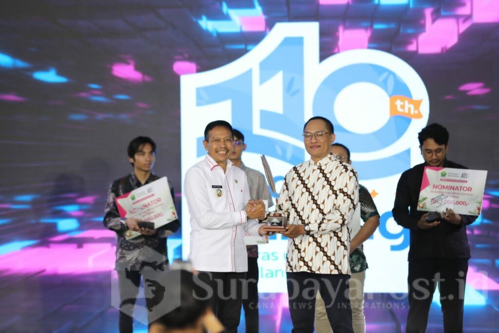 Pj. Walikota Malang, menyerahkan penghargaan kepada pemenang lomba sayembara logo HUT ke 110 Kota Malang (Dok. Prokompim)