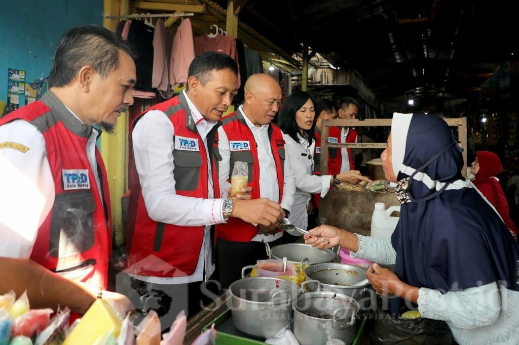 Pj. Wahyu Hidayat besarta jajaran berdialog dengan salah satu pedagang jajanan tradisional. (Dok. Prokompim)