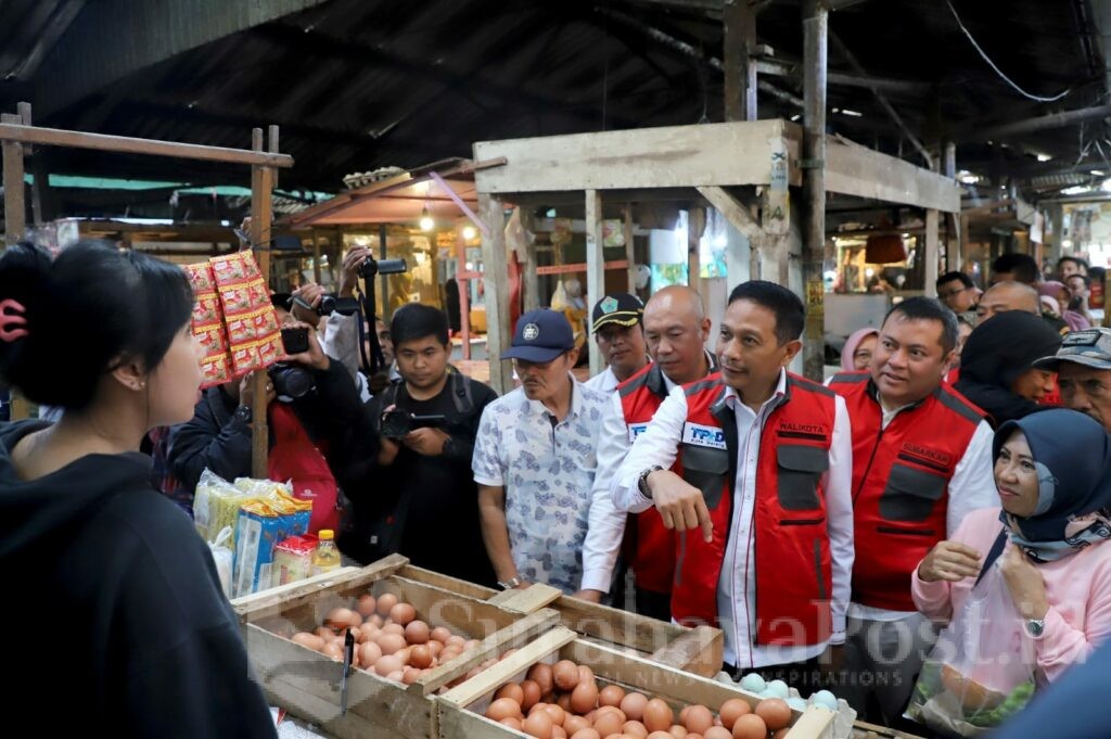 Pj. Wahyu Hidayat berdialog dengan pedagang telur saat melakukan sidak. (Dok. Prokompim)