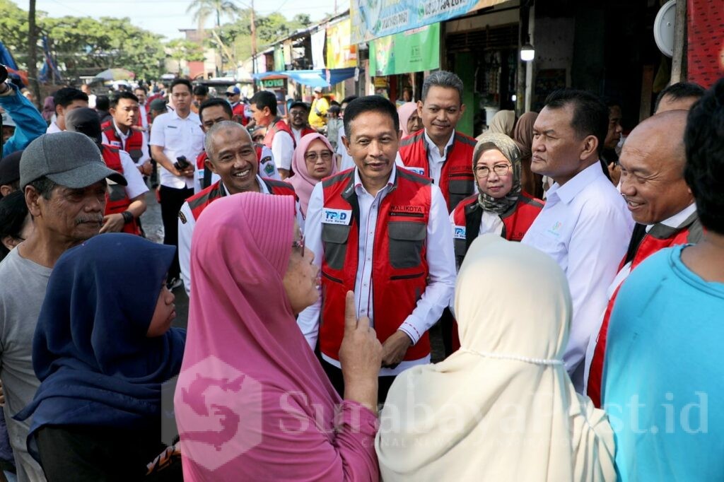 Dialog pedagang pasar dan warga bersama Pj. Wahyu Hidayat. (Dok. Prokompim)