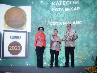 Kepala DLH Kota Malang, Noer Rahman Wijaya saat menerima Piala Adipura dari Kementerian Lingkungan Hidup dan Kehutanan. (Dok. DLH Kota Malang)