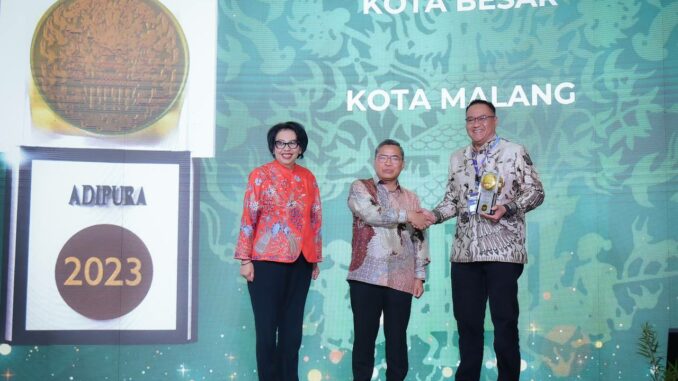 Kepala DLH Kota Malang, Noer Rahman Wijaya saat menerima Piala Adipura dari Kementerian Lingkungan Hidup dan Kehutanan. (Dok. DLH Kota Malang)