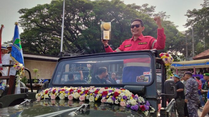 Pj. Walikota Malang, Wahyu Hidayat dengan Piala Adipura Kategori Kota Besar yang berhasil diraih Kota Malang