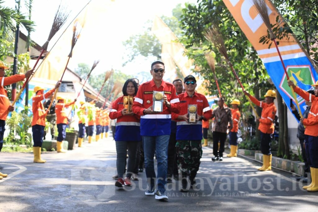 Pj Walikota Wahyu Hidayat bersama jajaran Forkopimda membawa Piala Adipura