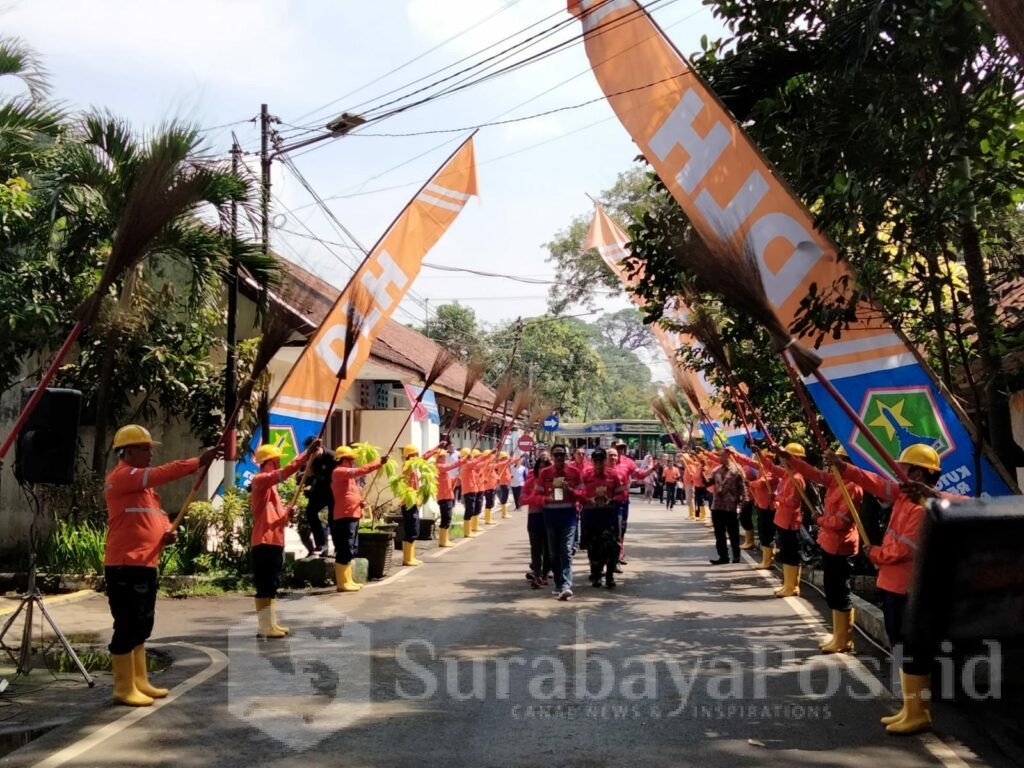 Sapu pora, sambut arak arakan Kirab Piala Adipura menuju area DLH Kota Malang, Jumat (08/03/2024)