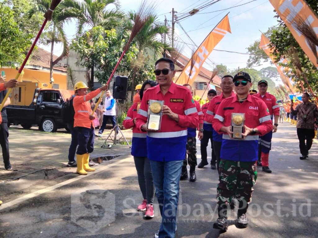 Pj. Walikota Wahyu Hidayat bersama jajaran dan Forkopimda membawa Piala Adipura menuju area DLH Kota Malang