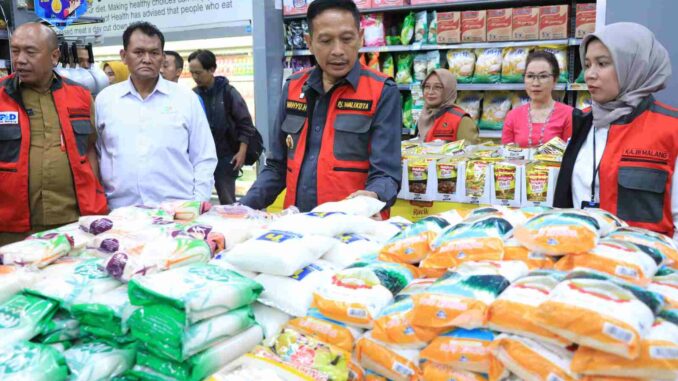 Cegah Inflasi, Pj Walikota Malang, Wahyu Hidayat bersama TPID Pantau Harga Bahan Pokok. (Sumber Prokompim)