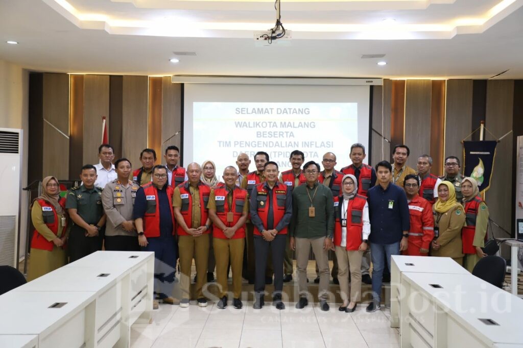 Pj. Walikota Wahyu Hidayat pose bersama tim TPID dan jajaran Pertamina. (Dok. Prokompim)