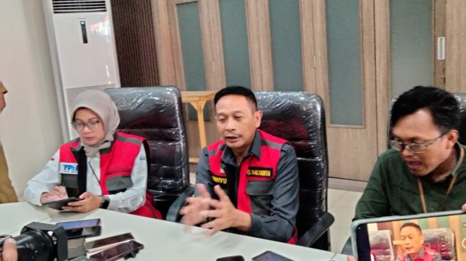 Pj. Wahyu Hidayat saat memberikan arahan di sela peninjauan di Depo Pertamina Kota Malang, Selasa (19/03/2024)