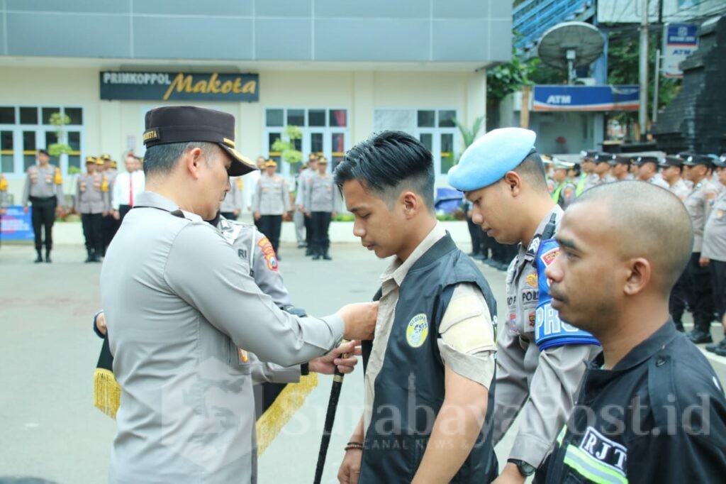 Kapolresta Malang Kota, Kombes Pol Budi Hermanto menyempatkan pin kepada salah satu relawan dalam pengukuhan Traffic Accident Rescue. (Dok. Humas)