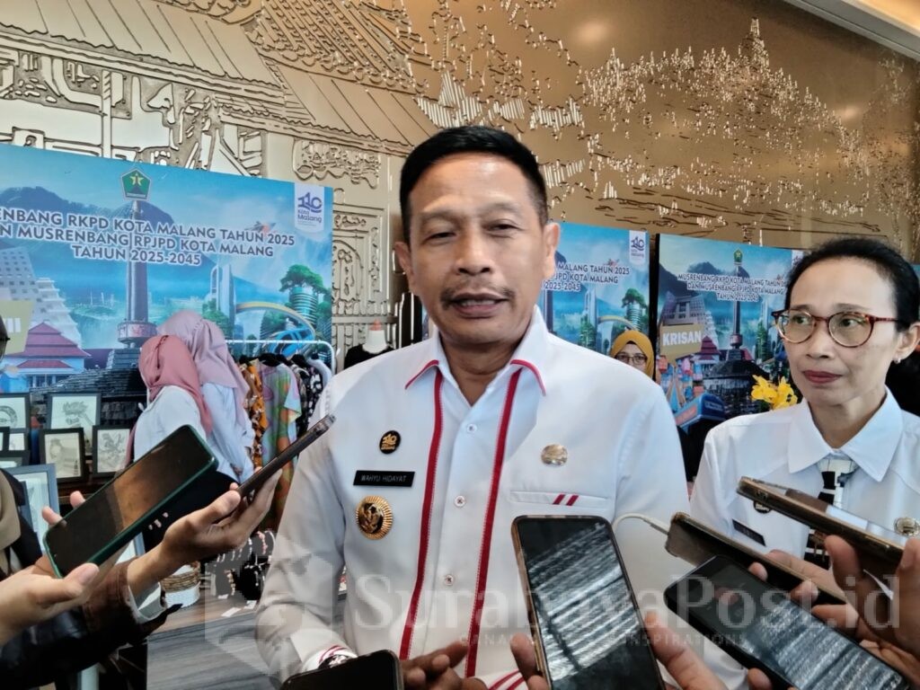 Pj. Walikota Malang, Wahyu Hidayat saat memberikan keterangan kepada wartawan