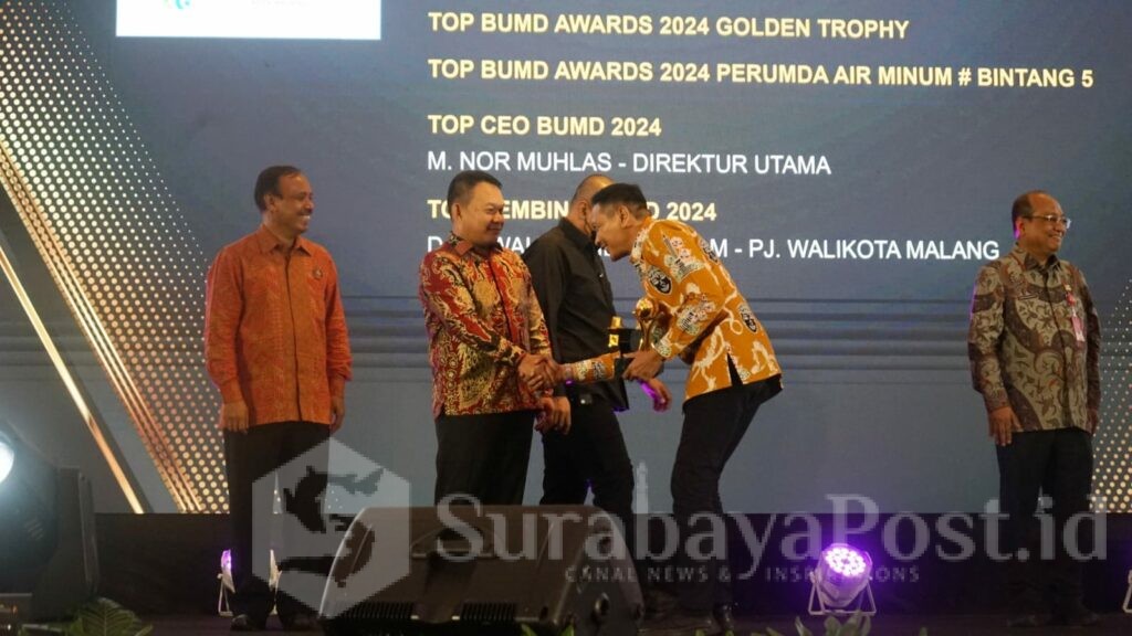 Pj. Walikota Malang, Wahyu Hidayat saat menerima penghargaan Top BUMD Award 2024 di Jakarta. (Sumber Prokompim)